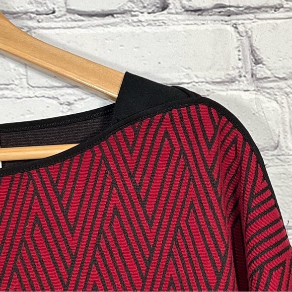 Chico’s Red Black Diamond 3/4 Sleeve Stretchy Top Womens Size 1 Boat Neck - Picture 4 of 13